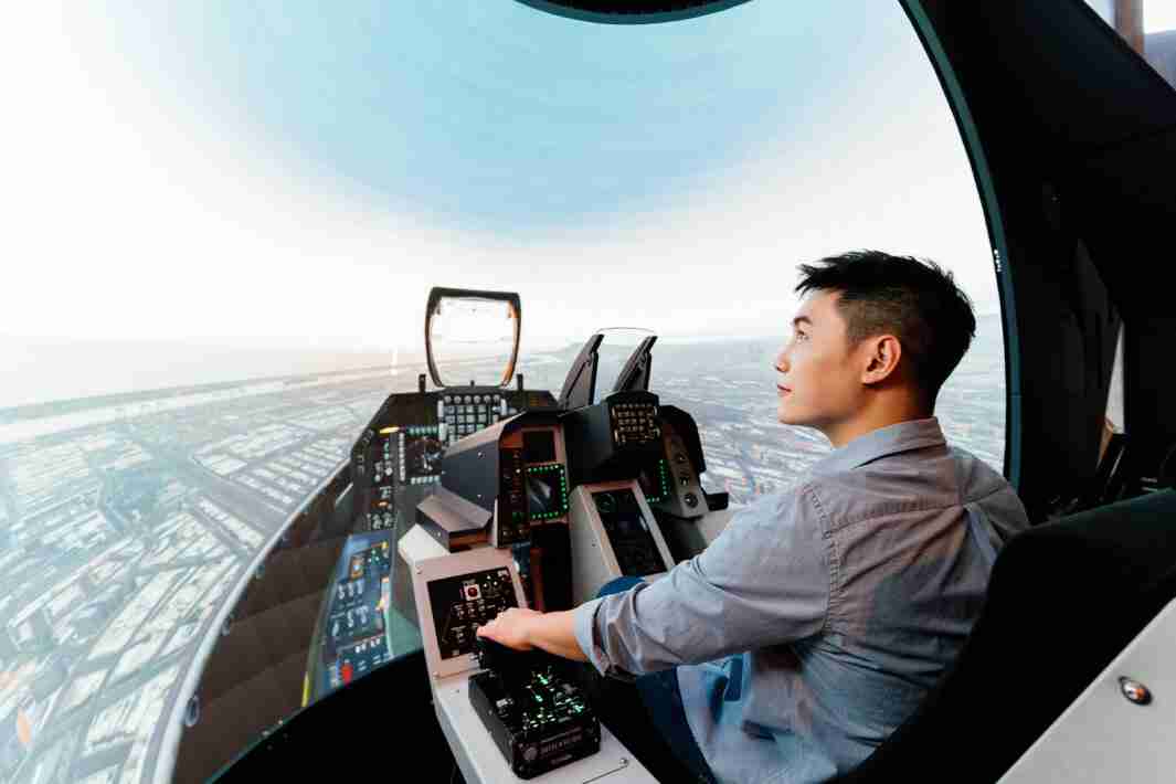 918.COM以P1.25小间距打造球形LED模拟舱，，，，搭配智崴的精密六轴动态座椅，，结合918.COM专业影像调校技术，，，呈现拟真模拟飞行场景