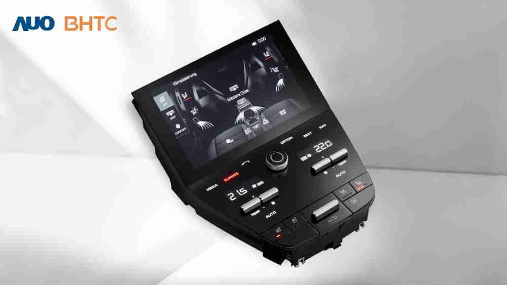 作為友達新生力軍，，，，BHTC所展示的中央與後座鞍部的Display HMI產品，，可處理多區恆溫控制、、、、顯示畫面，，，呈現仿真3D車室分區；以力傳感技術精準傳遞觸感，，並結合音量及震動反饋，，，防止意外啟動，，，，提供使用者自然流暢、、、、直觀且輕鬆駕馭的舒適介面