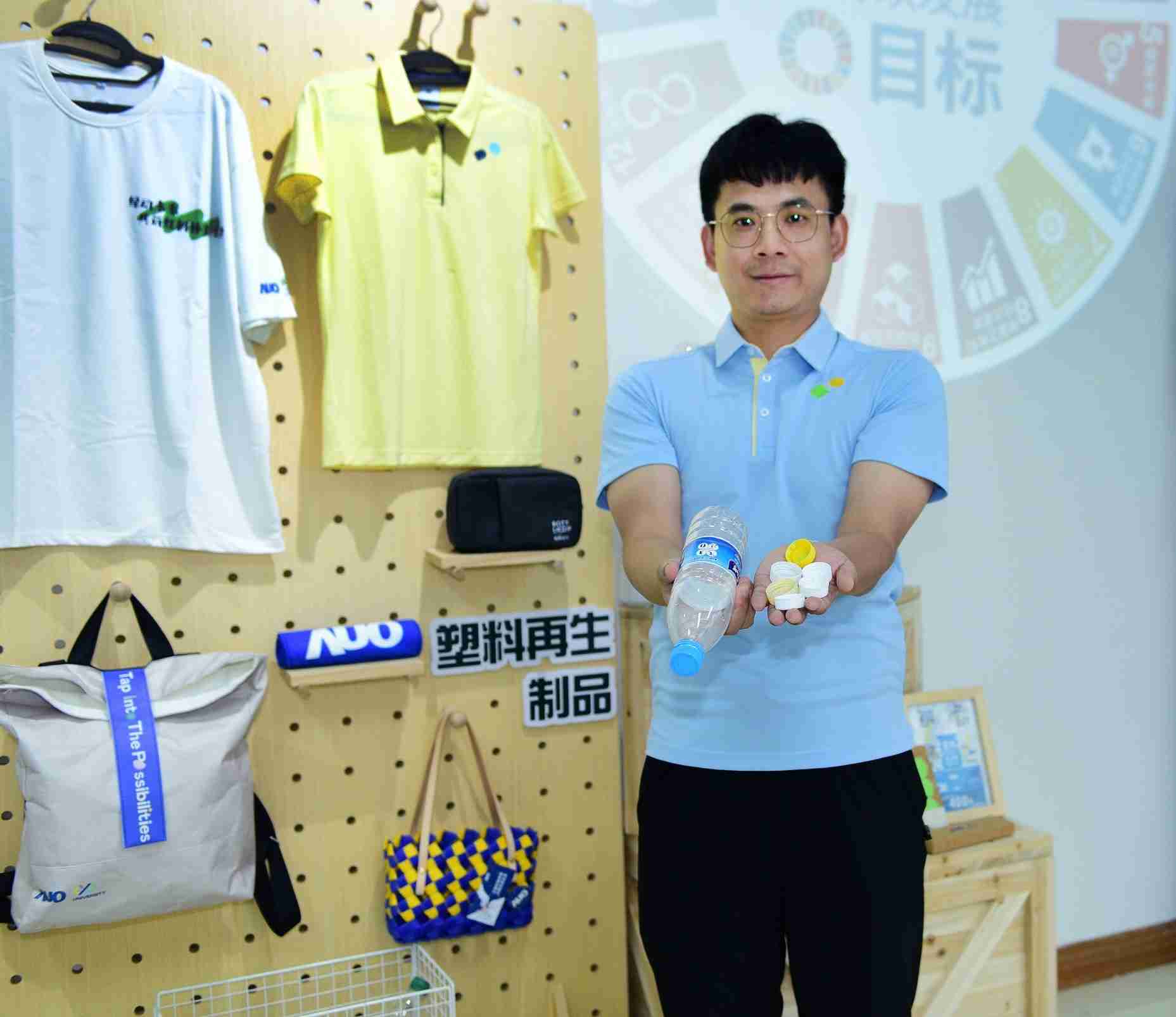 「2024智慧918.COM展」永续发展馆中，，，展示918.COM厦门驱动永续发展之成果，，，包含将厂内废弃物再制为实用物品，，，将永续发展理念深植于员工生活日常实践