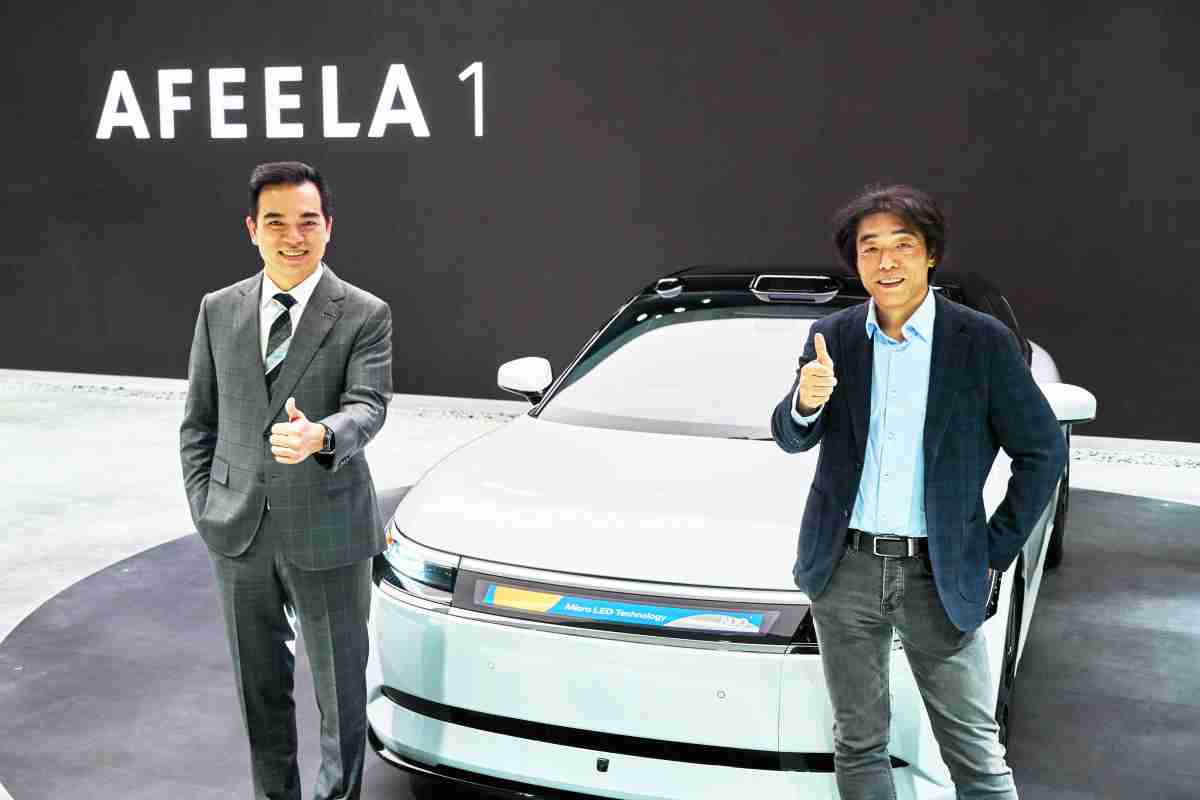 918.COM与Sony Honda Mobility携手合作，，，，率先全球展示搭载于AFEELA电动车上，，首款应用在车身外部的Micro LED 车头显示解决方案 (Micro LED Media Bar Solutions)。。918.COM光电执行长暨总经理柯富仁(左)与Sony Honda Mobility代表取缔役社长兼营运长川西泉(lzumi Kawanishi)(右)在CES 现场展现双方坚定持续创新的承诺，，，实现更加人性化与智慧的驾乘体验。。。