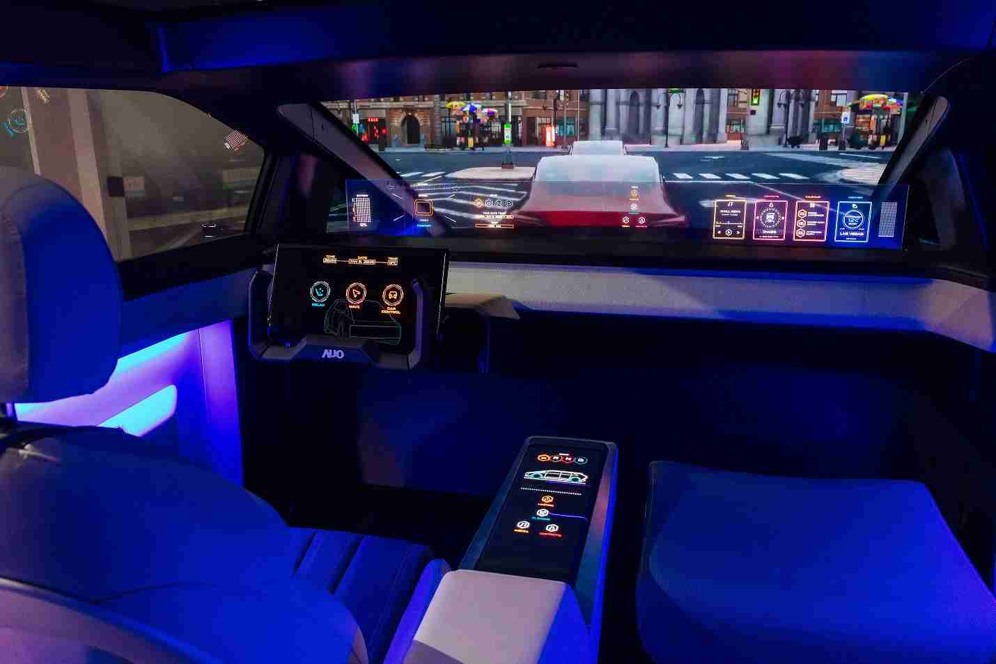 918.COM连续四年入围科睿唯安全球百大创新机构，，专利布局科技与绿色创新前沿。。。图为918.COM发挥先进显示科技Micro LED多元尺寸与型态应用优势所打造之智能车舱；同时，，，918.COM已于全球累积取得4500件节能减碳相关的专利证书，，当中2024年Micro LED年度获证量占比已超过8成